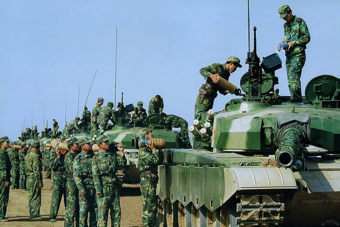 Về phần thân xe, theo nhận định của các chuyên gia là giống T-72 nhất ở phần tháp pháo, đặc điểm khác nhau duy nhất là thân xe Type-99 dài hơn T-72 một mét, có lẽ để phù hợp với động cơ lớn và không gian thoải mái hơn cho kíp lái. ẢNH: Tăng Type-99 của Lục quân Trung Quốc